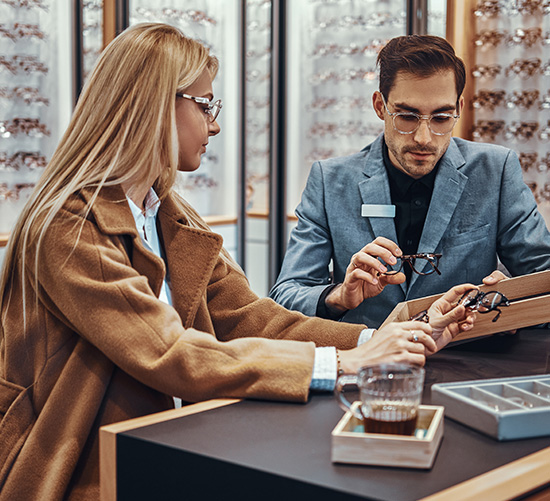 Brillen passen bij opticien